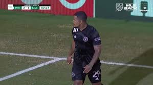 Estadísticas de su carrera (partidos, goles, tarjetas, etc.) e historial de traspasos. Roman Torres Mlssoccer Com
