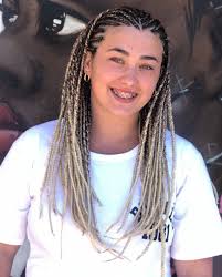 ✨Fulani braids ✨ es un tipo de trenzado en el cual se combinan diferentes  técnicas para su realización, en la parte superior se realiza un diseño,  pueden tener uno de referencia o