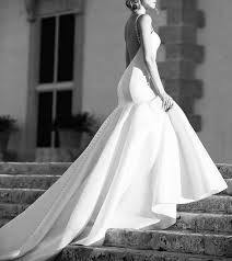 Gli abiti eleganti roma dei dandy puntano su ampi cappotti avvolgenti, in tessuti morbidi e raffinatissimi, che presentano spesso rever peculiari, originali intarsi e tagli di pelliccia. Abiti Da Sposa Economici Realizziamo I Tuoi Sogni A Piccoli Prezzi