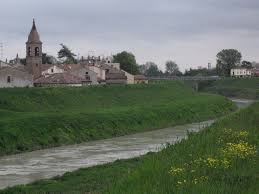 Quì si può vedere il fiume panaro con pochissima acqua per la recente siccità. Itinerari In Bicicletta La Foce Del Panaro Filo Magazine