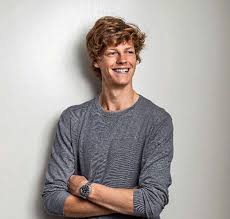 В один прекрасный солнечный день молодая женщина кора таннетти в приступе необъяснимой ярости наносит несколько. Jannik Sinner Publishes The Photo Of The New All Italian Sponsor On Instagram Italy24 News English