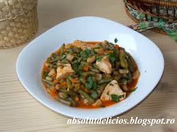 Punem fasole galbenă spălată și ruptă în bucăți mai mici peste ciuperci și ceapă. Absolut Delicios Mancare De Fasole Verde Pastai Cu Pui Si Galuste Ciupite Csipetke