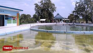 Situs kedaton dan makam raden supeno. Kala Wisata Banyu Biru Lowayu Gresik Tak Lagi Biru Times Indonesia