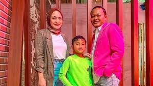 Seluruh foto sule di akun instagram nathalie telah dihapus. Nathalie Holscher Returns Home Sule S Youngest Child Is Happy To Open The Fence Archyde