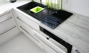 Weisse kuche dunkle arbeitsplatte wandfarbe google suche weisse. Kuche In Weiss Und Grun Wir Bauen Unser Haus