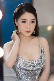 Quá khứ không ai biết nó đẹp bằng mình, tương lai không ai vẽ nét hơn mình, bí mật nhé là tràm có giận cô gái năm 17 ấy chút xíu xiu, nhưng tràm cảm ơn cô ấy đã vẽ nên. HÆ°Æ¡ng Tram Miá»‡t Mai Ä'i Diá»…n Khong Ngay Nghá»‰ Sau Thanh Cong Cá»§a Liveshow Vov Vn