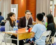 Hình ảnh về Học viên đang trao đổi với giảng viên