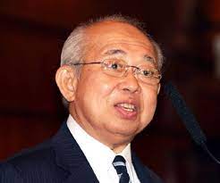 Tengku razaleigh adalah individu yang bertanggungjawab menandatangani perjanjian antara petronas dan kerajaan negeri kelantan pada 1975 di bawah akta 144 (akta kemajuan petroleum 1974). Tengku Razaleigh Hamzah Biography Childhood Life Achievements Timeline