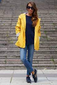 Conjunto Chaqueta Impermeable Amarilla Jersey Azul Marino Y Pantalones Tejanos Misconjuntos Conjuntos Yellow Raincoat Yellow Raincoat Outfit Raincoat Outfit