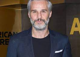 Juan pablo medina en guadalupe reyes con la participación de juan pablo medina, martín altomaro, begoña narváez, paco rueda y memo villegas, guadalupe reyes cuenta la historia de hugo, un típico chavo ruco que está sufriendo una tremenda crisis de mediana edad por no poder «aguantar» el ritmo que los chicos con los que sale tienen. H1fa Pctbofpom