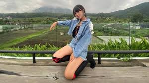 Sebagai anak band, happy pun kerap mengikuti festival maupun acara lainnya, ia sudah banyak kali dan terbiasa tampil dar. 7 Potret Happy Asmara Pelantun Lagu Dalan Liyane Yang Trending Di Youtube Surabaya Liputan6 Com