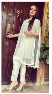 Day By Day I M Falling In Love With Pakistani Style Everyday I Am Stunned To See How They Manage Traditional And Fashion Dress Party Fashion Pakistani Outfits
