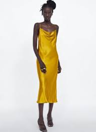Jupe en tulle pailletée avec ceinture brillante, jupe midi plissée aux reflets et il apporte cette petite touche de cocooning qu'on recherche évidemment au moment des fêtes de fin d'année et des vacances. Zara 15 Tenues Pour Les Fetes De Fin D Annee Ultra Stylees