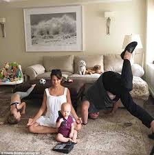 She may be a mom of two, but alec baldwin's wife hilaria always manages to find time for yoga, even if it means doing downward dog on the streets of new york in heels. Pregnant Hilaria Baldwin Does Yoga While Alec Toddles Along With Their Youngsters Daily Mail Online