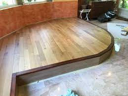 Comme pendant le confinement, nous continuons à vous régaler avec notre concept l'estrade à la maison et sa vente à emporter. Estrade Sur Mesure En Chene Massif Bourbach Le Haut Parquet Service