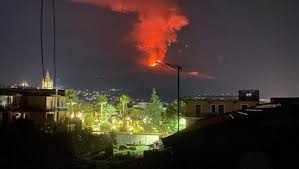 Grazie a @marcorestivo per questa bellissimo video! L Etna Torna Ad Eruttare Lo Spettacolo Di Fuoco La Repubblica