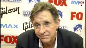 Felicitamos al mítico actor Robert Hays ('Aterriza como puedas'), cumple 76  años
