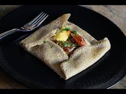 Galette Bretonne Crepes Salees A La Farine De Sarrasin Garnies D Oeufs Brouilles De Champignons Sautes Et De En 2020 Galette De Sarrasin Cuisson Des Aliments Galette