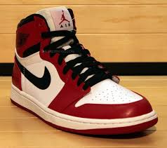 Erobere das spielfeld & die straßen mit der legende, die geschichte schrieb: Air Jordan 1 Retro High White Red Black Sneakernews Com