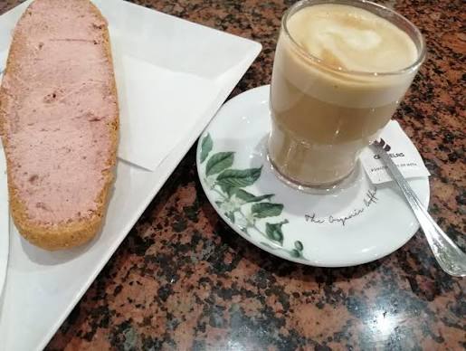 Poco se habla de los desayunos¿¿👀👀 Tostadas de roque con tomate, mantequilla, aceite., paté ... Pero el café☕☕sin ninguna duda de los mejores!!! El trato, la limpieza y el personal de 10