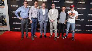 Two brothers attempt to pull off a heist during a nascar event. Logan Lucky Nascar Cameos Add Flavor To Heist Film