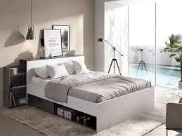 Letto matrimoniale con testata retrofinita imbottita in ecopelle in finitura canapa e tenda la testata presenta delle linee curve che creano armonia ed eleganza al letto, essendo retrofinita è possibile. Letto Vani Portaoggetti E Comodini Bianco E Grigio Florian