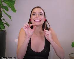 Y para quienes aún no lo saben, gal gadot fue miss israel y representado a su país como miss universo antes de volar a la fama como actriz, recayendo en ella uno de los personajes más admirados del momento: Gal Gadot Comparte Los Detalles Sangrientos Sobre Como Se Corto La Punta Del Dedo Noticias Del Mundo En Espanol