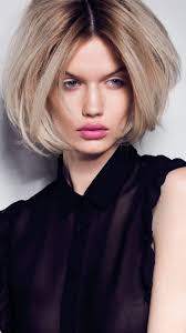 Légèrement effilés sur les pointes, les cheveux de l'actrice jennifer lawrence gagnent en mouvement et ont cet aspect laissé à l'abandon pendant des années, le carré plongeant est depuis peu revenu dans l'air du temps. Le Carre Boucle Destructure