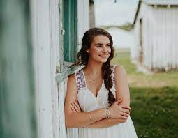 Natural Posing For Senior Girl Outdoor Senior Portrait Photo Inspiration Barn Door Rustic Lo Girl Senior Pictures Girl Senior Pictures Poses Senior Portraits