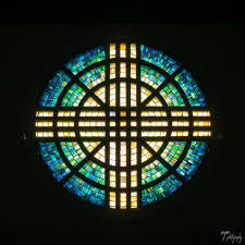 die fensterrose auf der westseite der abtei munsterschwarzach dem fenster gegenuber auf der ostseite war ebenfalls ein solches fenster dieses wurde jedoch zuge