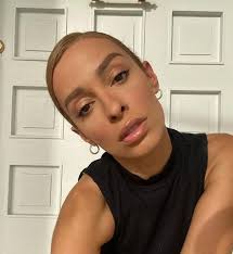 Πιο συγκεκριμένα είναι αρκετά τολμηρή καθώς συχνά πυκνά πειραματίζεται ολοένα και περισσότερο με την εμφάνισή της. Allos An8rwpos H Elenh Foyreira Eretikos Gr