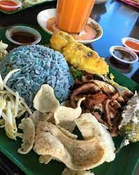 Ada 2 jenis nasi kerabu disediakan di kelantan. Mengintip Nasi Biru Negeri Tetangga Steemit