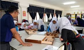 Sastera berasaskan aliran ini ialah sastera yang berpaksikan fikiran dan akl budi yang luhur dan berpekerti tinggi tanpa dibaluti rasa keburukan aliran realisme • aliran ini menggambarkan sesuatu berdasarkan keseluruhan kenyataan atau realiti yang sebenarnya ada; Surat Mansuh Aliran Sains Sastera Diedar Ke Sekolah