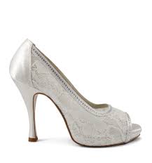 In realtà un bel paio di scarpe è in grado di rendere meraviglioso anche il look più la open toe rivestita in pizzo è una scarpa molto elegante e versatile. Scarpa Da Sposa Pizzo Bianco Swarovski Plateau Suola Cuoio Tacco 110