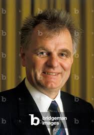 Image of Oslo, 19871120: Ronald Bye Aktuell with the book "The Sergeant