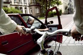 Abruptes Offnen Der Autotur Fahrrad Fahrt Dagegen Wer Haftet