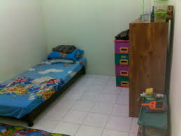Selain memberikan efek tenang dan damai pada tumpahan warna putihnya, dekorasi semacam ini juga bikin kamu rileks. 21 Gaya Terbaru Dekorasi Kamar Kost Cowok Sederhana Dekorasi Kamar