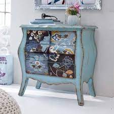 Poncez les surfaces pour faciliter l'accroche de la peinture. 15 Idees Pour Relooker Votre Ancienne Commode