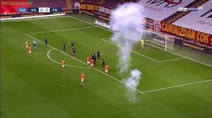 Fenerbahce fans in istanbul's kadikoy district also overturned two police vehicles and set them on fire. Flares In The Galatasaray Fenerbahce Derby With No Fans In Attendance Due To Covid Troll Football
