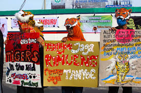 Dalam konteks kehidupan nyata, kita bisa menemukan berbagai contoh karangan persuasi singkat yang bersifat baik dan membangun seperti karangan. Gugah Kepedulian Bersama Selamatkan Harimau Sumatera Mongabay Co Id Mongabay Co Id