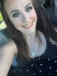 Mint chocolate chip eyeshadow look with blue eyes