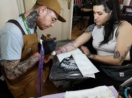 Tinerii care au tatuaje sau alte semne distinctive pot deveni pompieri. Tatuaje Unicat Sub FormÄƒ De Saorma Cranii Sau Animale De Case Prezentate La O ExpoziÅ£ie Din Cluj Napoca Galerie Foto