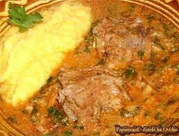Pîrlim mielul la focul de la aragaz ,pentru a ne asigura ca este curat. Tocana De Miel La Ceaun Cu Ceapa Si Usturoi Verde Recipe Food Cooking Recipes Romanian Food