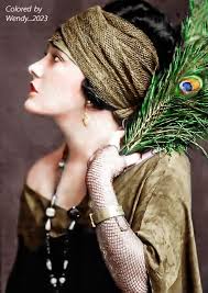 What were the lives of the Roosevelt women like in the late 19th century?