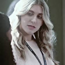 Lora Abbott's Instagram, Twitter & Facebook