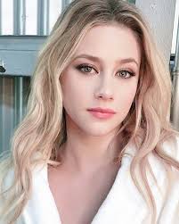 View ester expósito booking agent, manager, publicist contact info. Lili Reinhart Mit Zopf