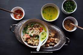 Tak hanya pagi hari, bubur ayam sekarang juga mudah ditemui sore hingga malam hari. Bubur Ayam Betawi Kuah Kuning Jakarta Chicken Rice Porridge