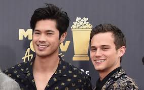 Da 13 reasons why s02e06 (tredici). Brandon Flynn Feels Small Next To Ross Butler In Shirtless Gym Pic Brandon Flynn Ross Butler Shirtless Timothy Granaderos Just Jared Jr
