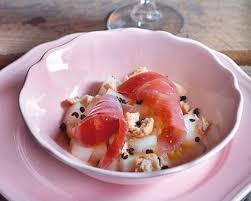 Scoprite subito come realizzare ricette antipasti con pesce crudo gustose e sane, perfette per le vostre cene in compagnia o i vostri pranzi in ufficio. Antipasti Di Pesce E Frutta Le Ricette Estive Piu Creative Per Stupire I Vostri Ospiti Scoprile Qui Ricetta E Cucina