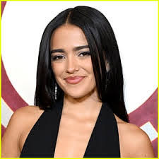 Rae Logan's Instagram, Twitter & Facebook